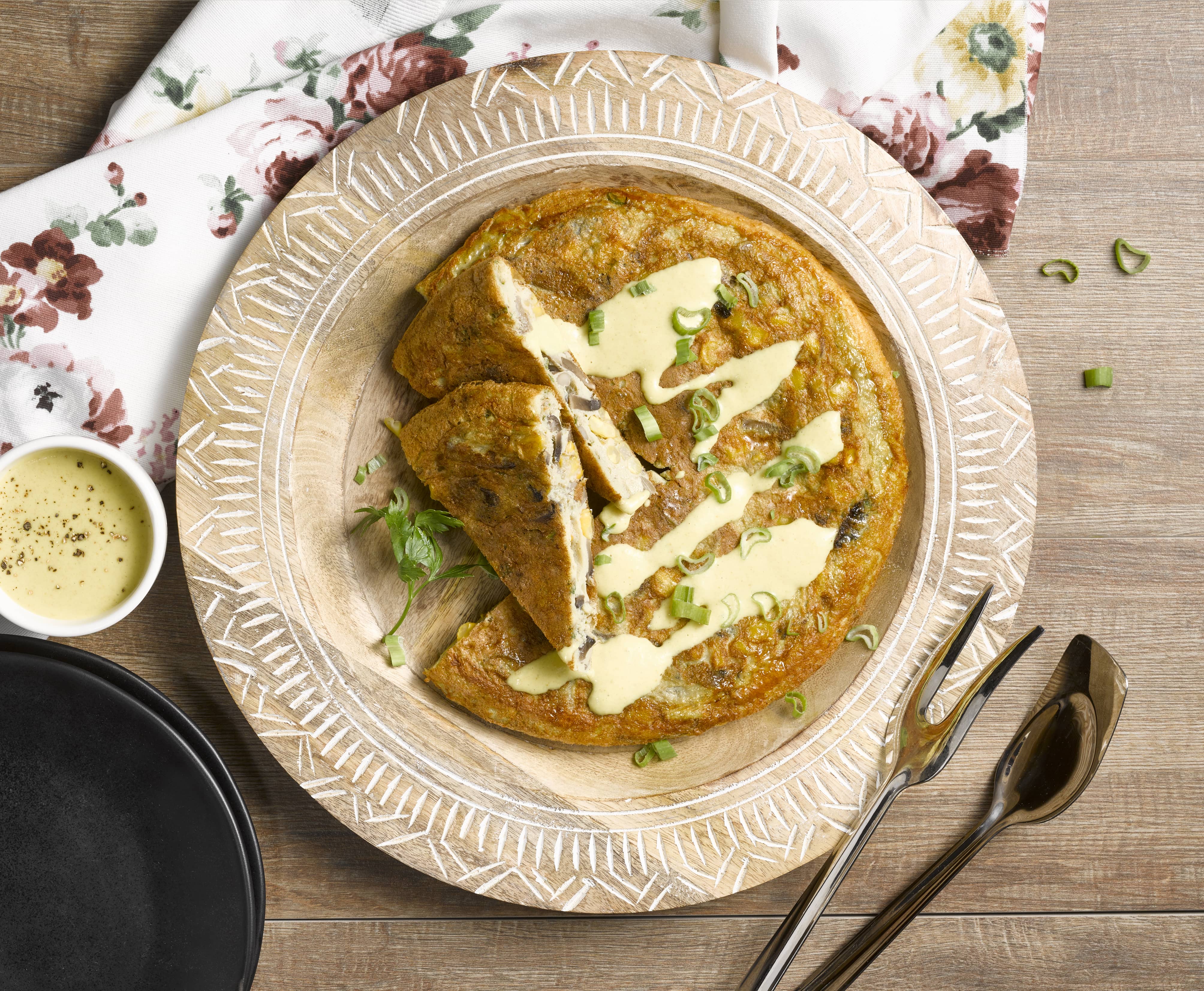 Tortilla de verduras y salsa amarilla