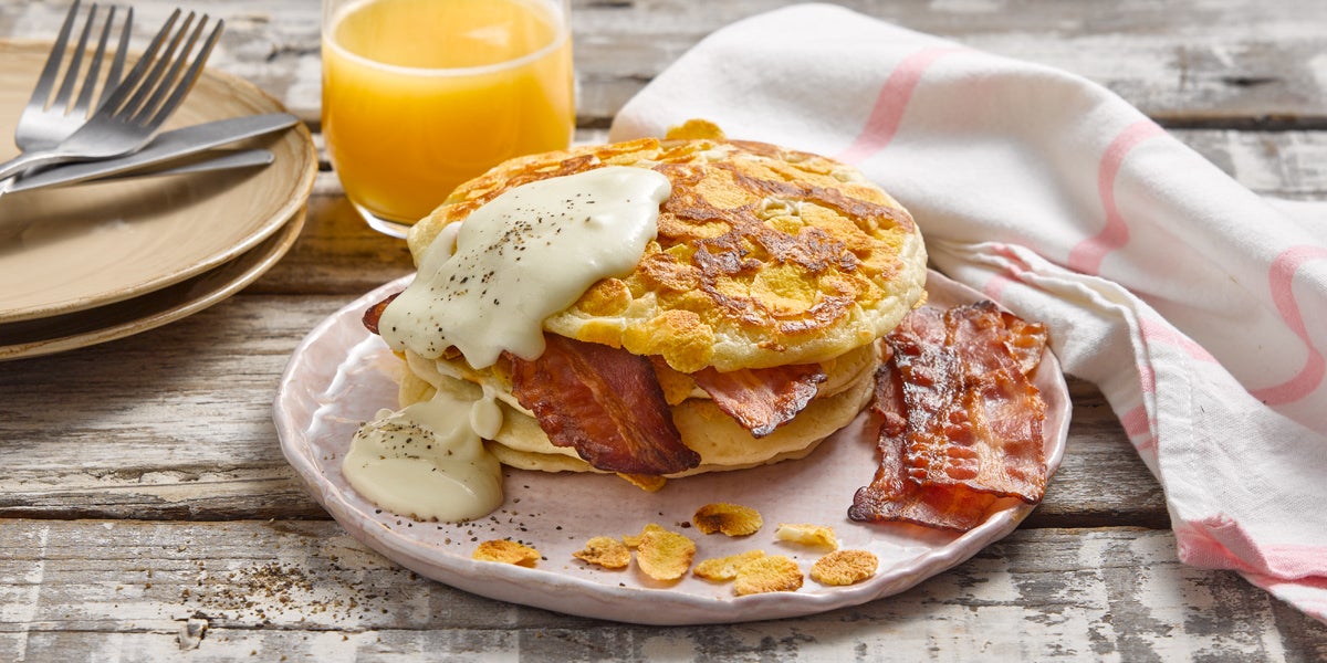 Hotcakes crocantes con Tocino y salsa de Queso