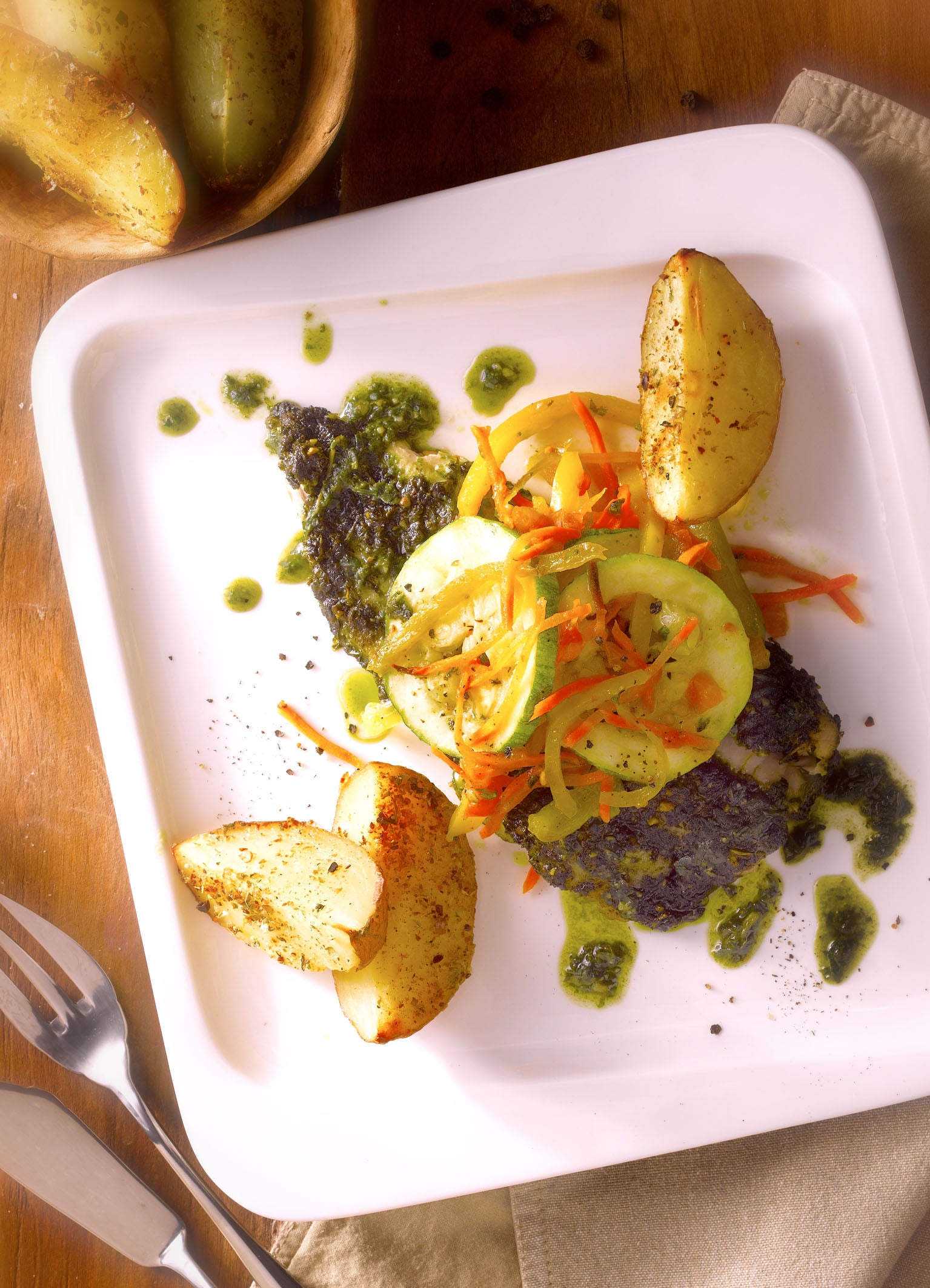 Merluza al Pesto y Verduras con Papas Bravas