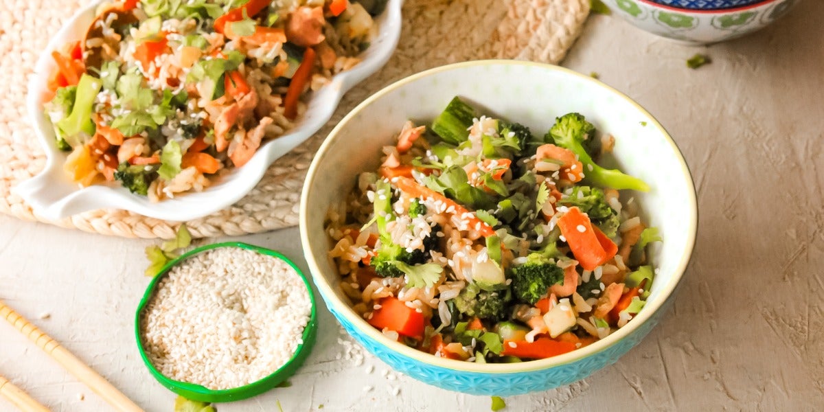 Arroz salteado con verduras y pescado