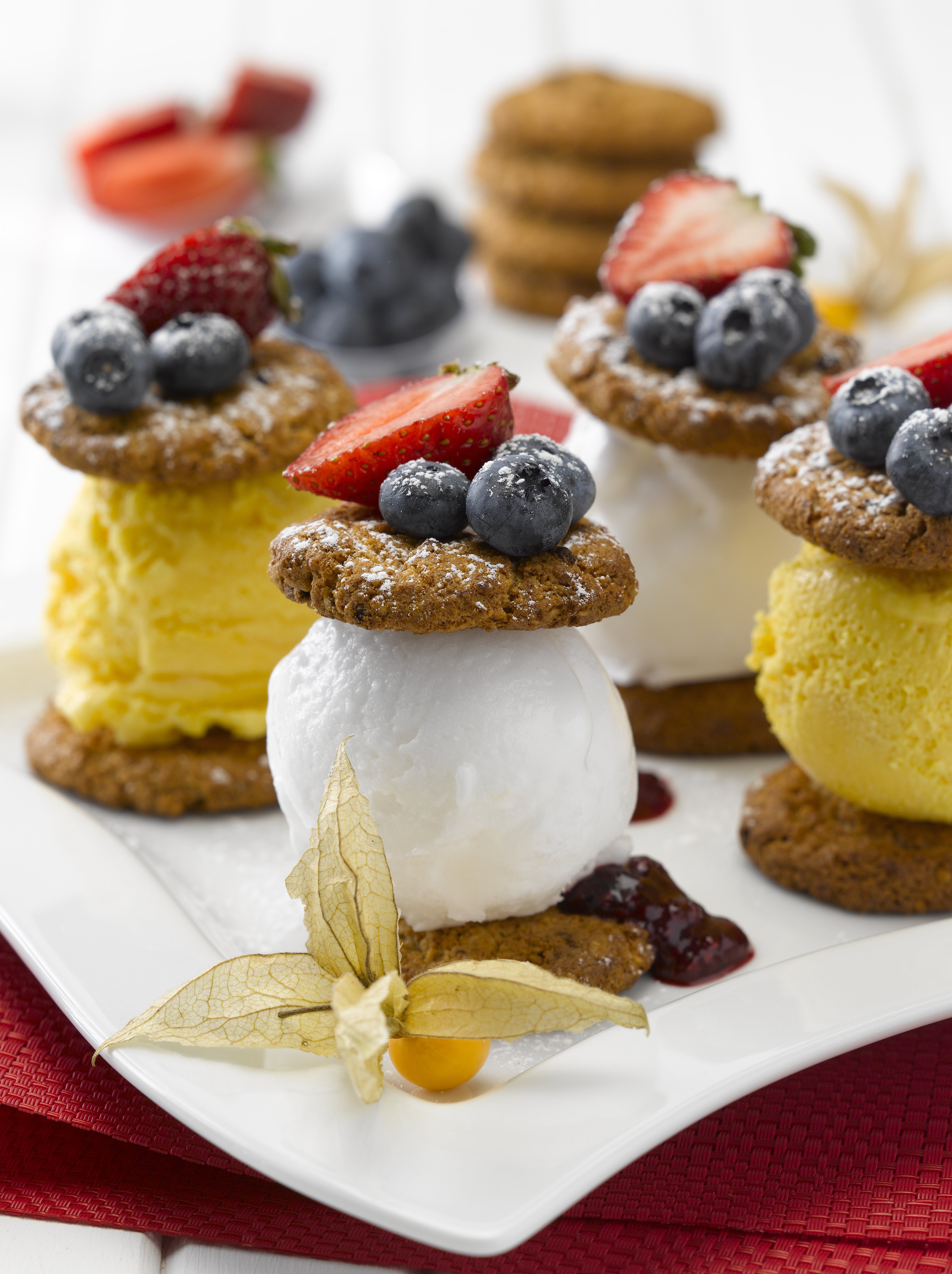Torres de Helado con Galletas y Frutas