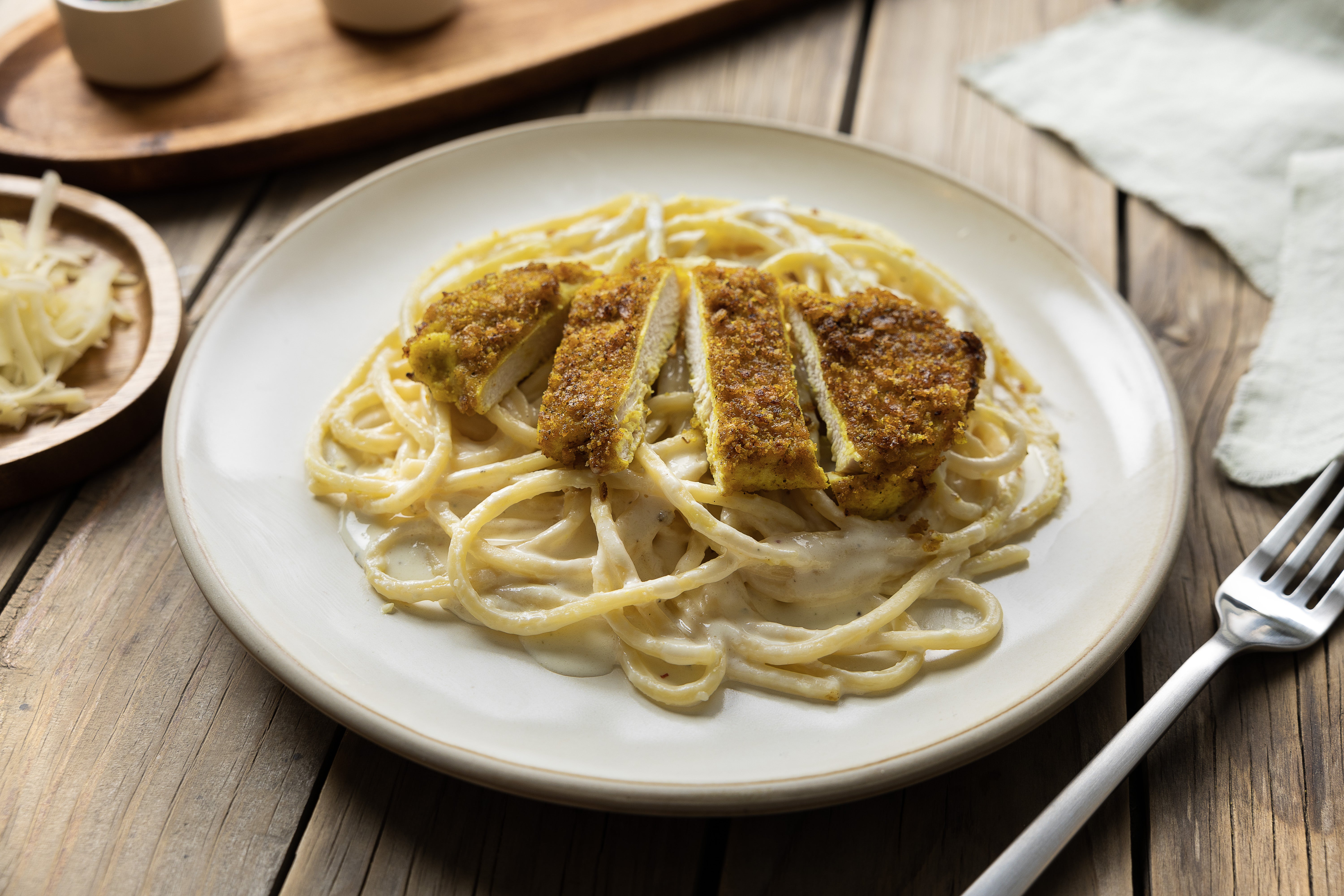 Pasta cremosa con pollo crunchy