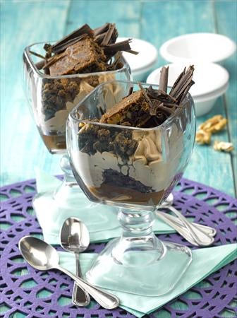 Postres con brownie en copas
