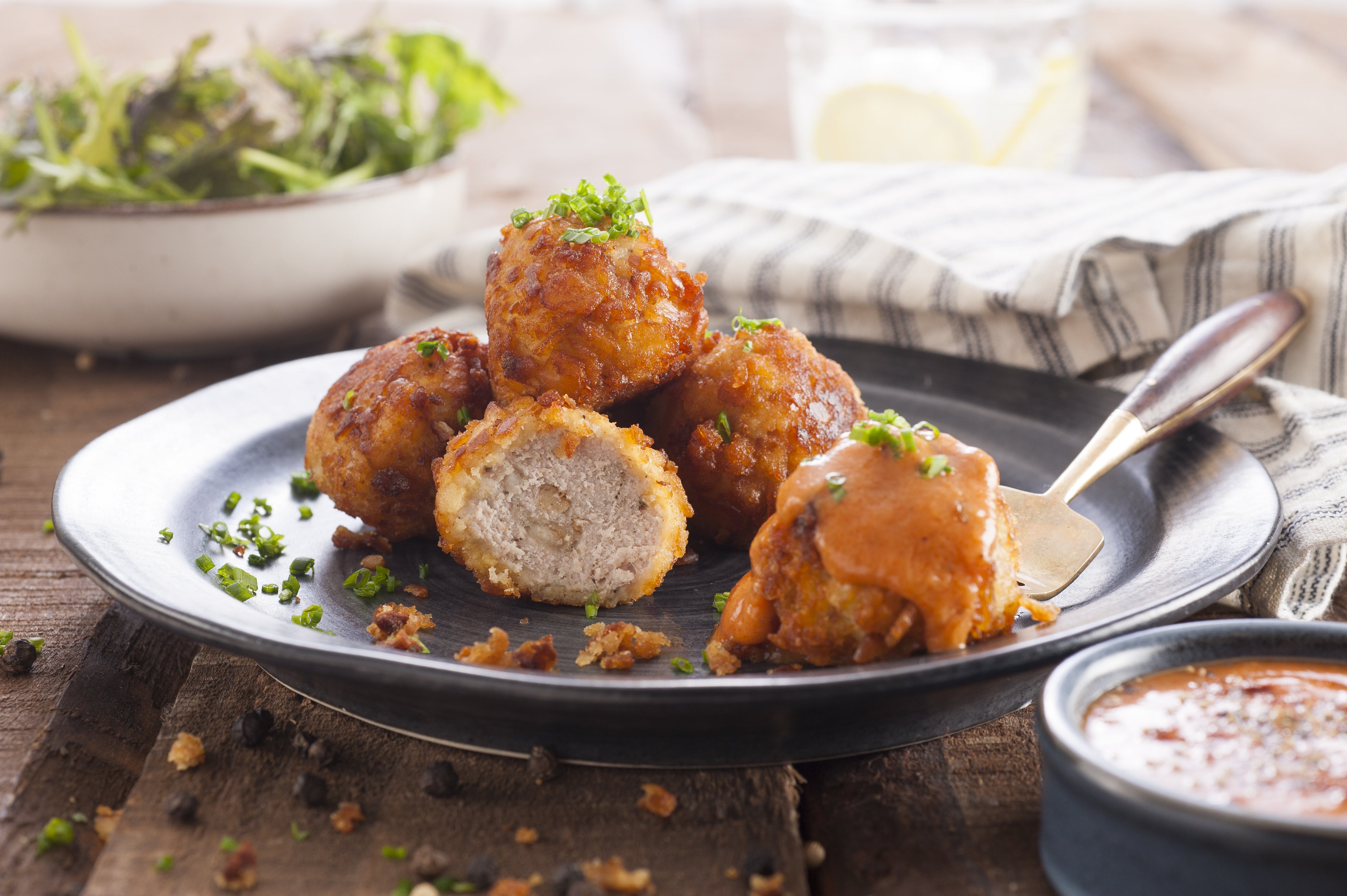 Bolitas apanadas de pavo y salsa rosa