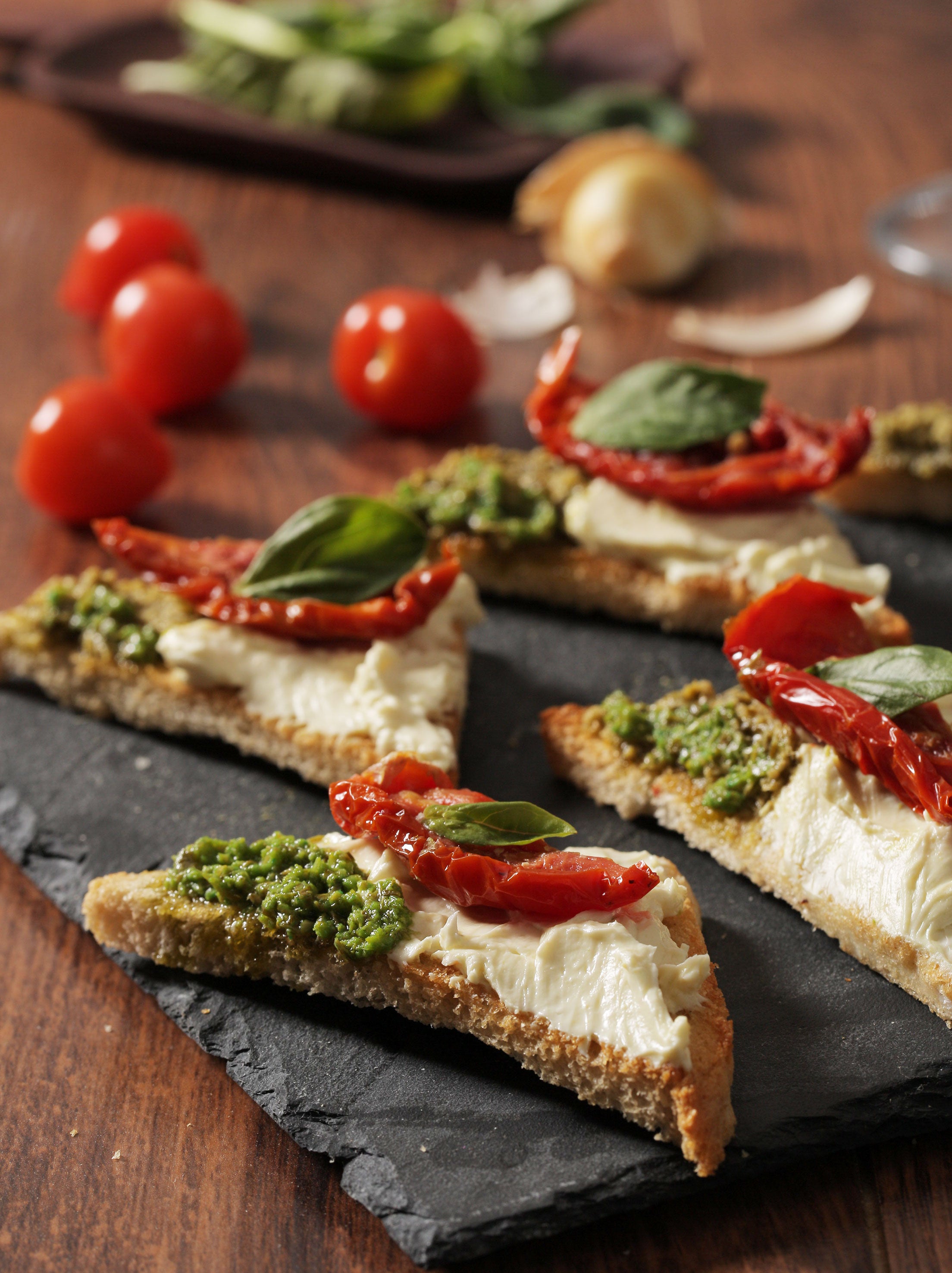 Crostinis con Queso Crema, Tomates y Pesto