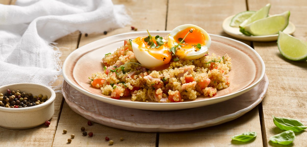 Ensalada de quinoa con huevo a la copa y verduras