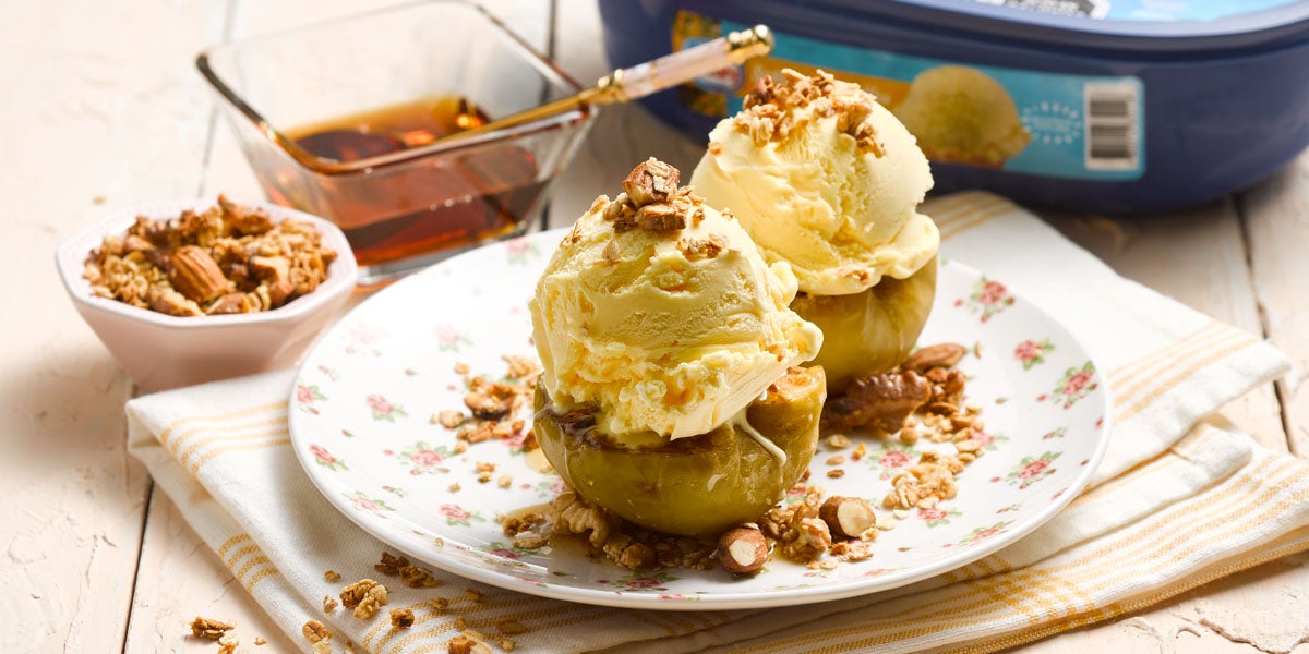 Manzana asada con helado de vainilla