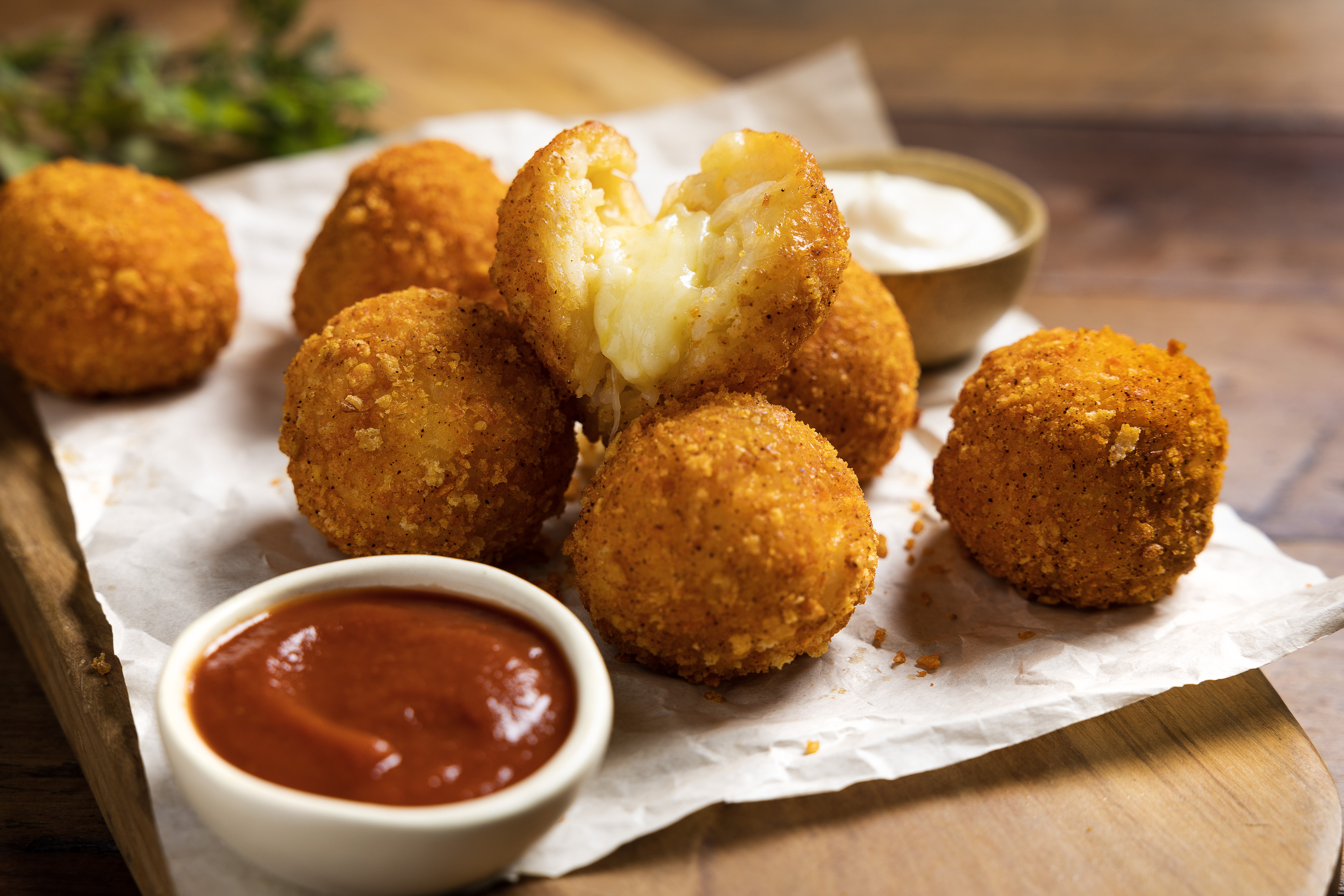 Bolitas de arroz y queso crocantes