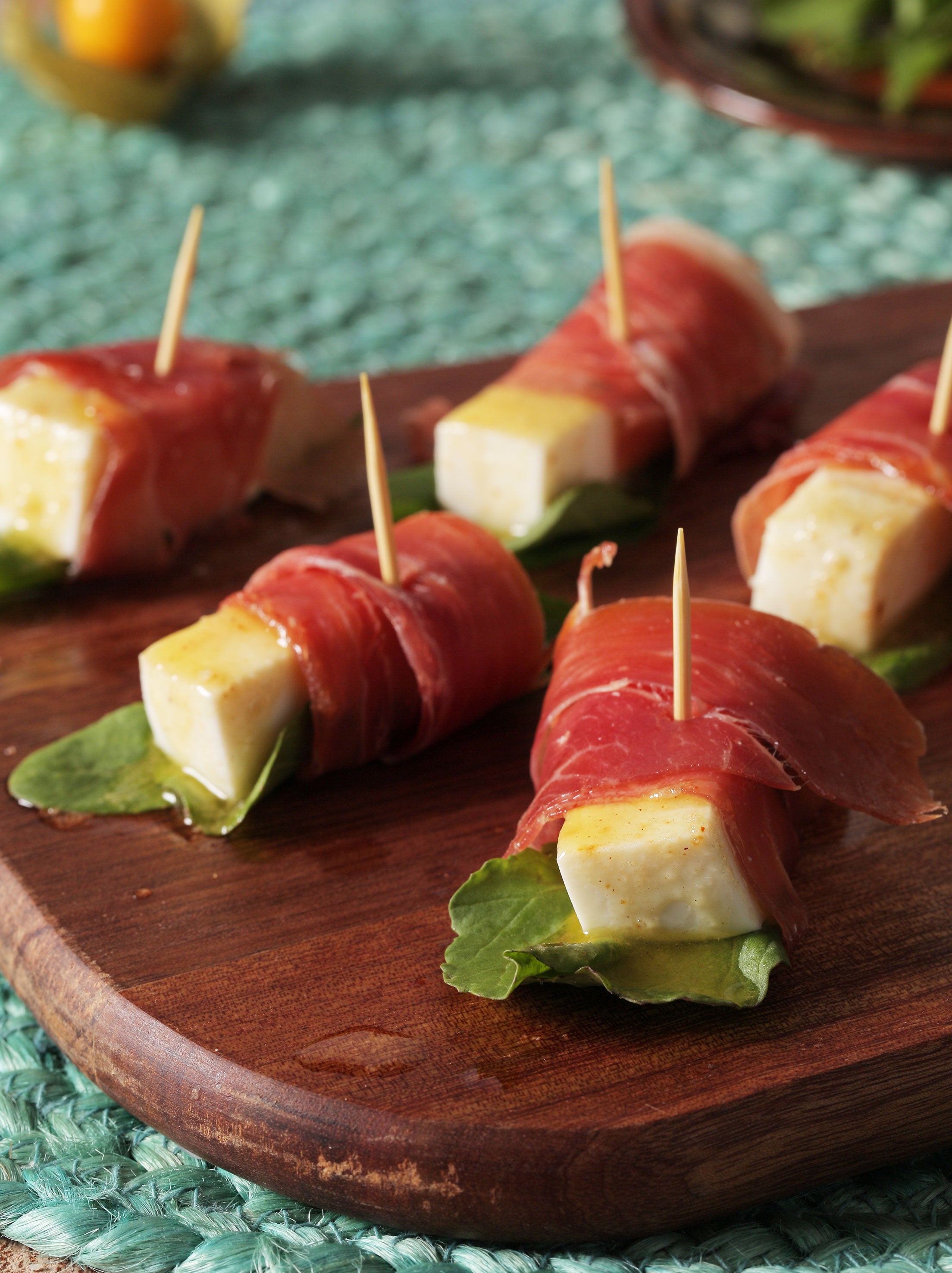 Pinchos de Queso Fresco, Rúcula y Jamon Serrano