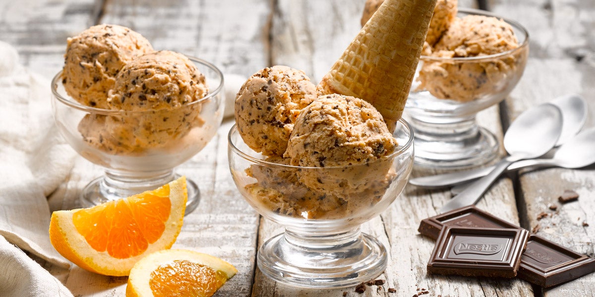 Helado de yoghurt y naranja con chips de chocolate