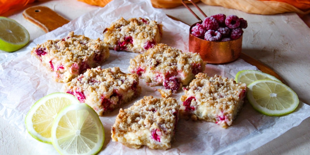 Cuadraditos de limón y frambuesa con leche Nido®