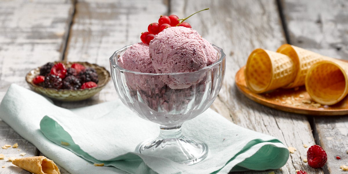 Helado de yoghurt y frutos rojos