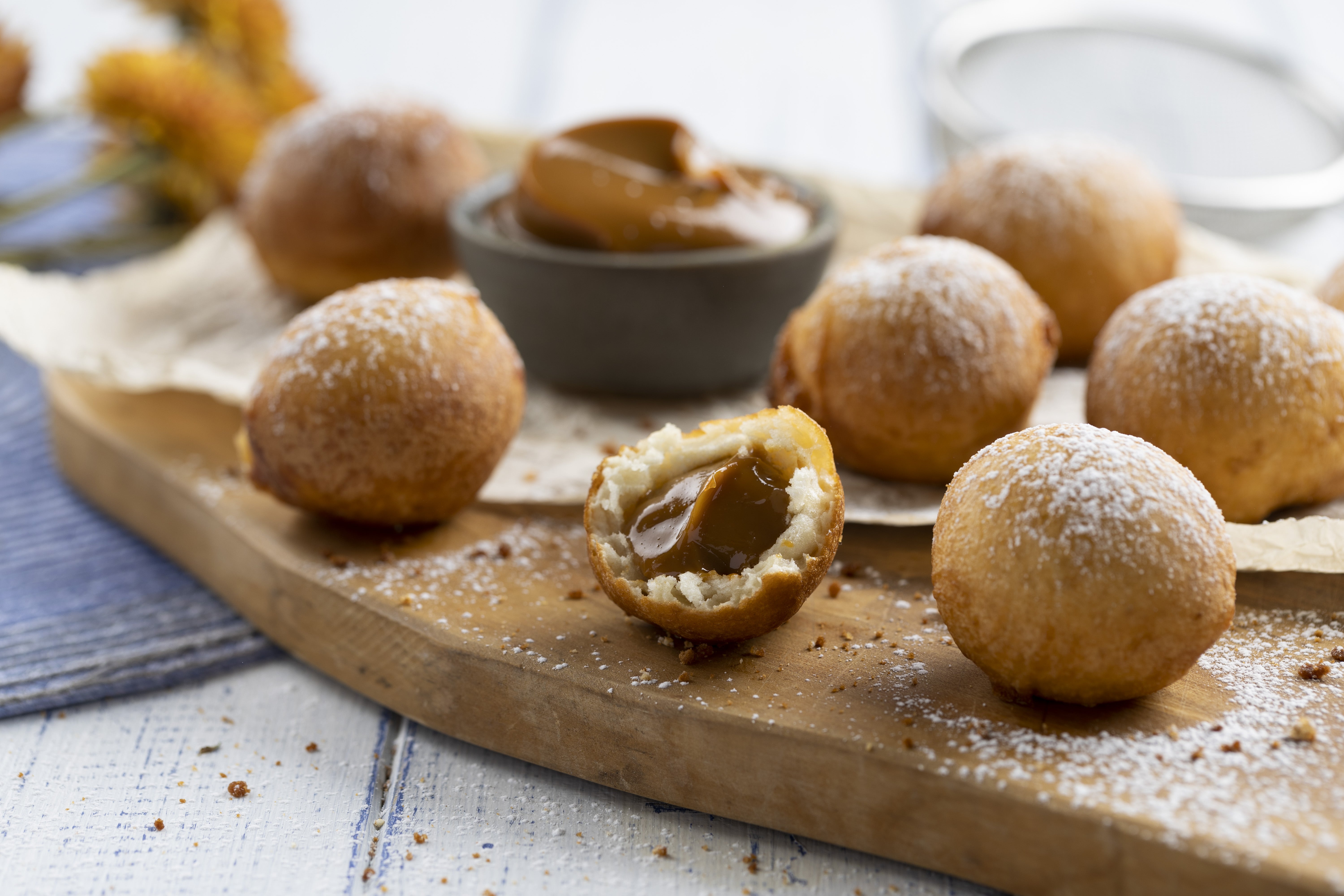 Buñuelos fritos rellenos de manjar