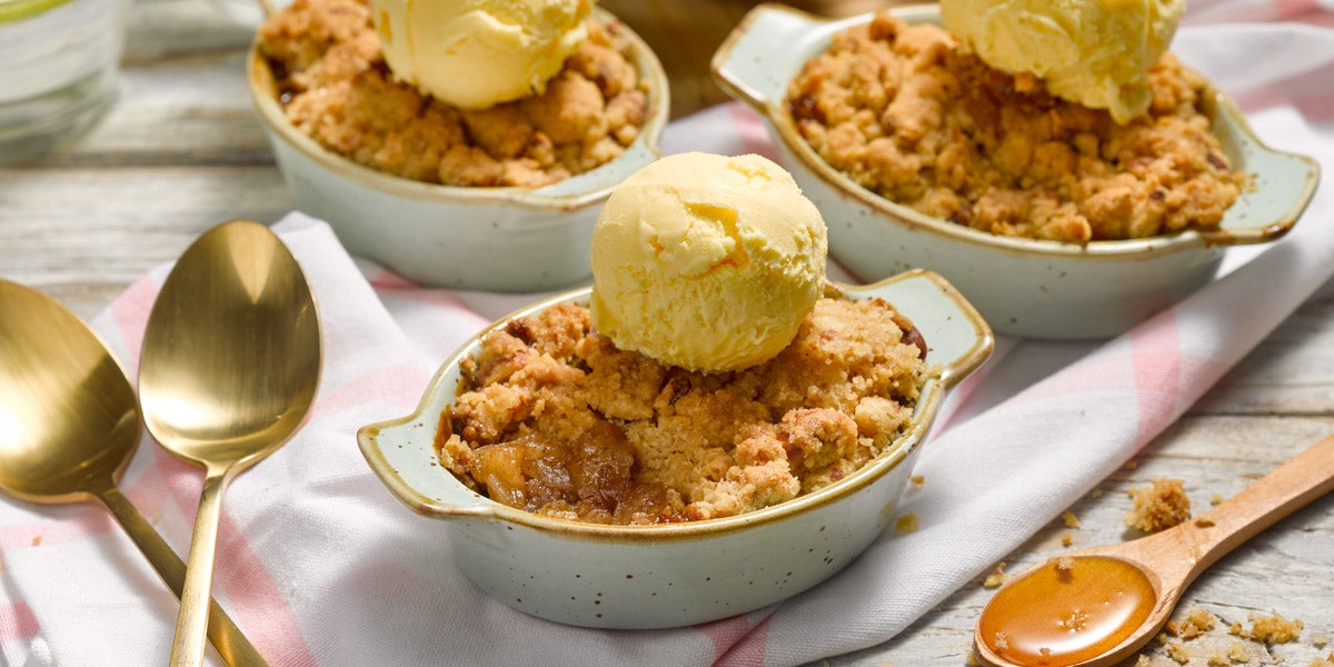 Crumble de manzana y miel con helado de vainilla