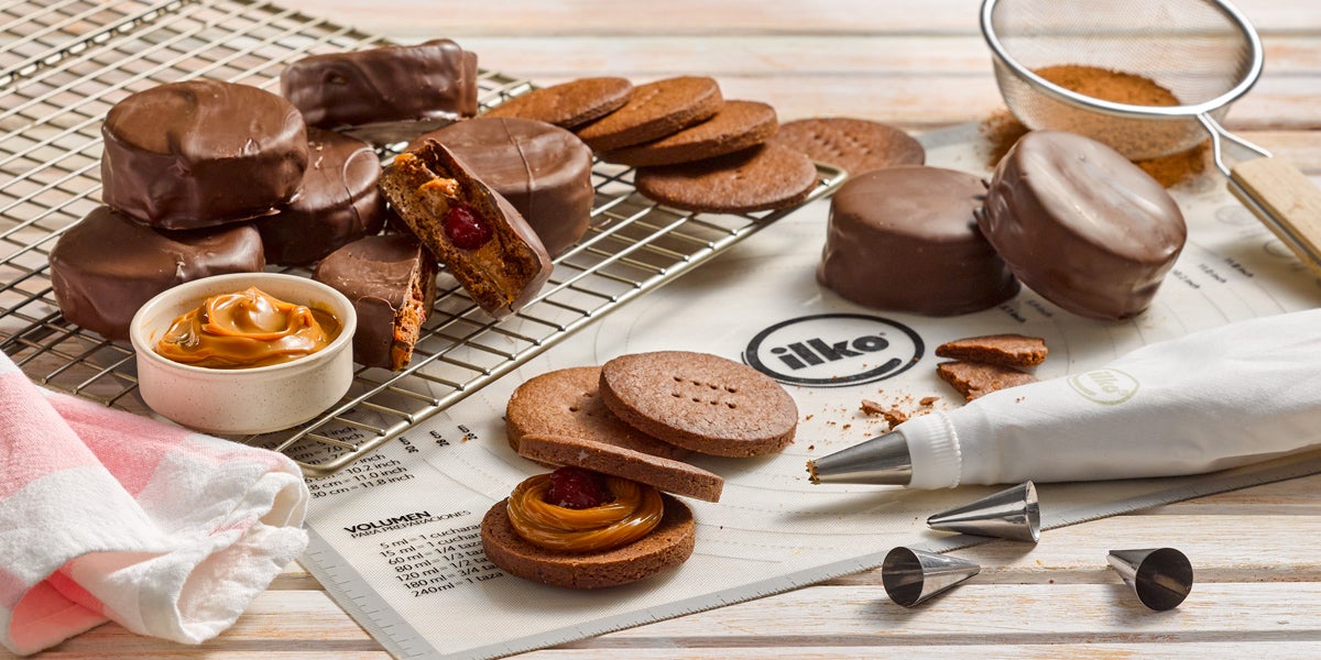Alfajores de cacao con manjar y frambuesa