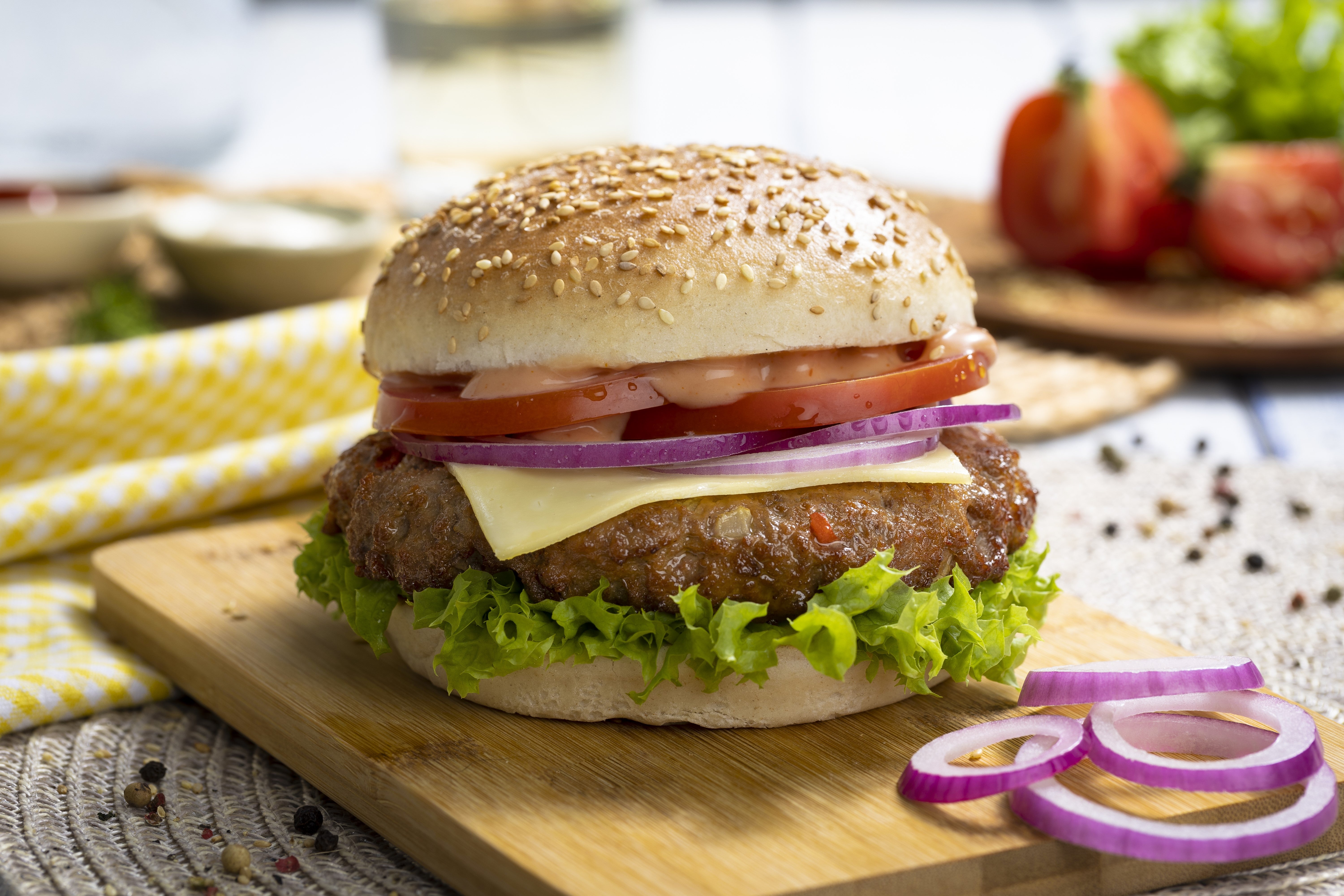 Hamburguesa de carne, lechuga y cheddar