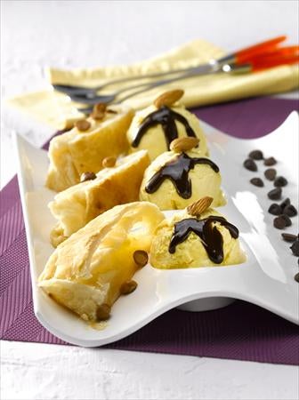 Rollitos de Hojaldre con Helado de Vainilla