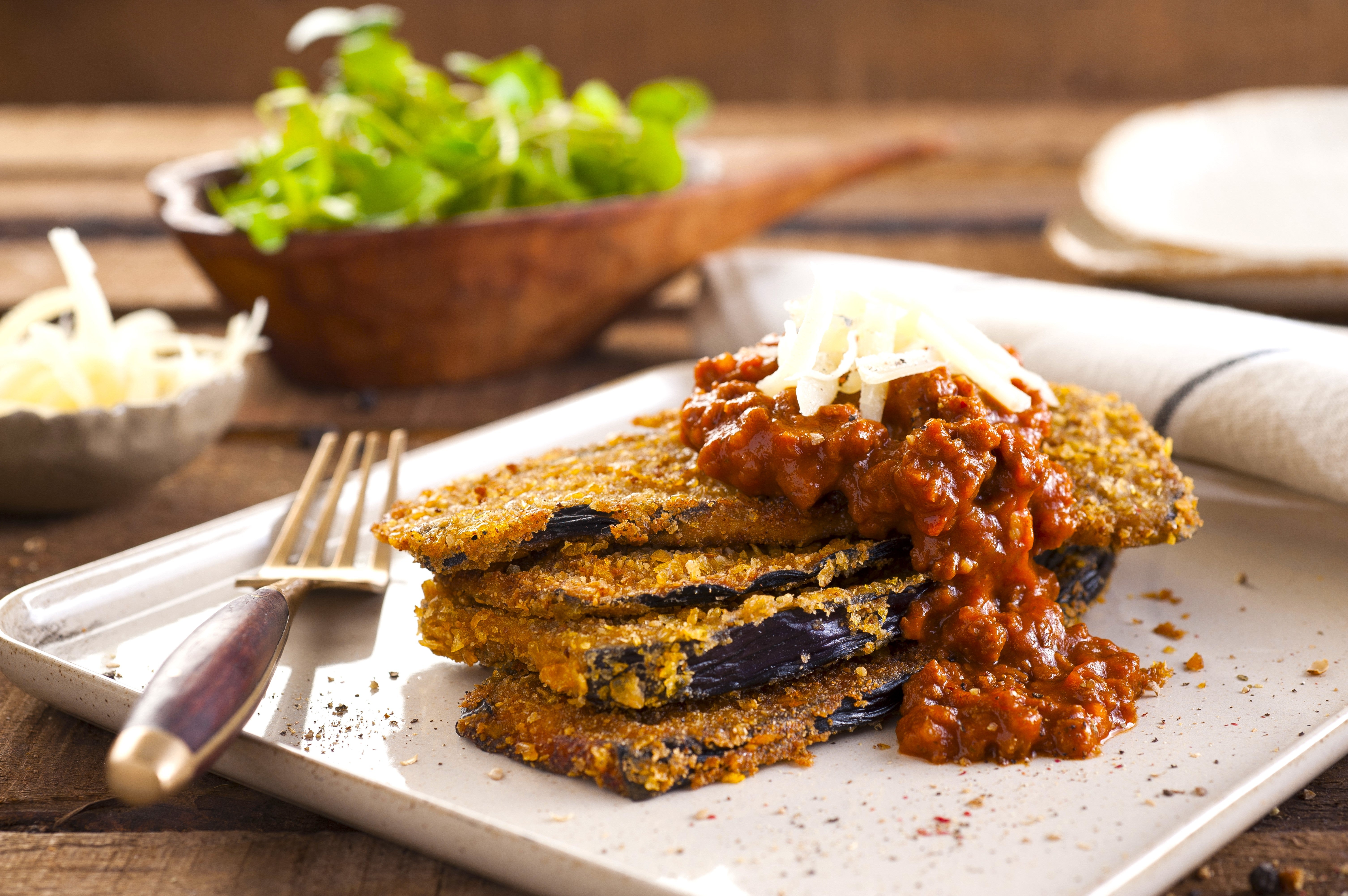 Milanesa de berenjena con salsa boloñesa veg