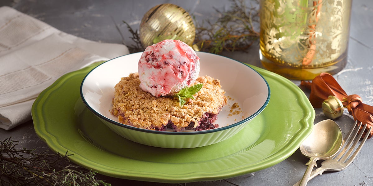 Crumble de frutillas con helado