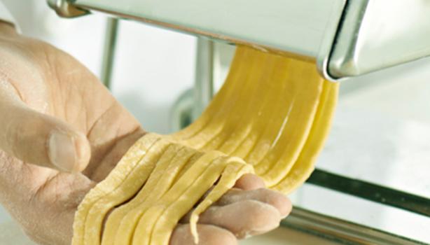 Máquina y masa para hacer pasta casera