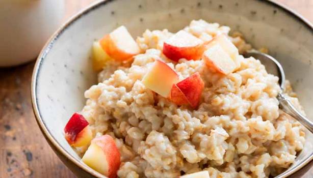 Avena con manzana, un desayuno balanceado