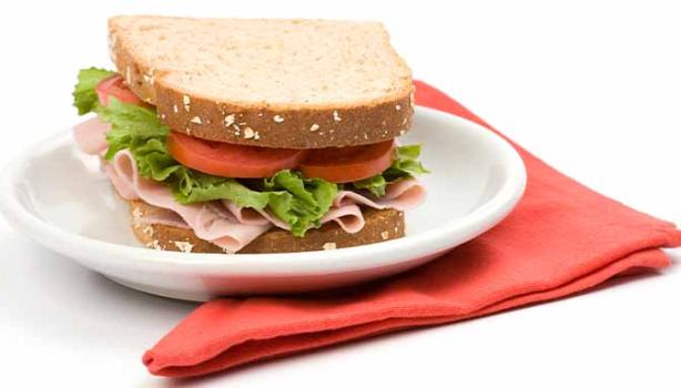 Un sándwich clásico de jamón, lechuga y tomate, uno de los snacks saludables más populares