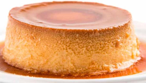 Plato con Flan casero cubierto de caramelo