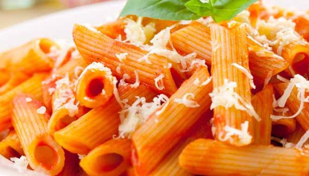 Una pasta con queso parmesano para una cena romántica