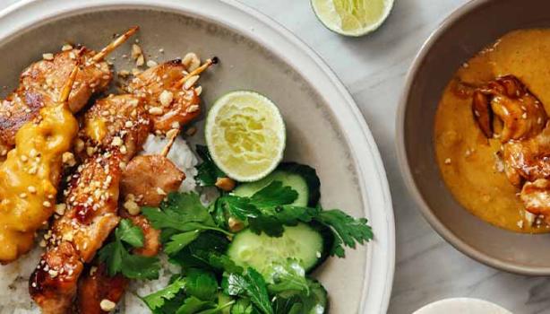 Pollo con sus guarniciones: salsa thai, arroz blanco y verduras.
