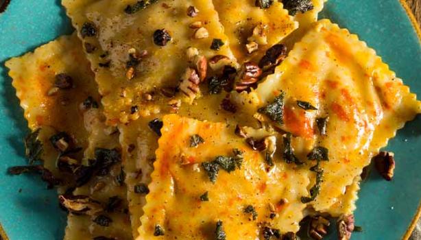 Un plato de ravioles, el tipo de pasta rellena más popular.