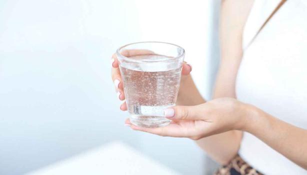 Tomar agua durante el día ayuda a mantener tu organismo hidratado.