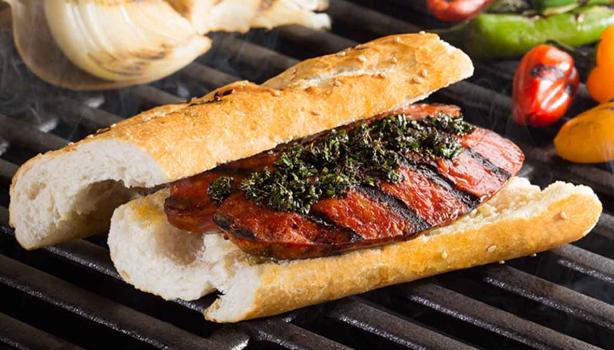 El choripán con chimichurri es todo un clásico argentino.