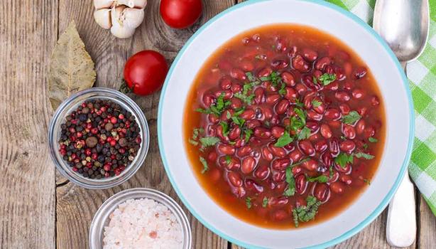  Plato con frijoles, uno de los alimentos enlatados más comunes.