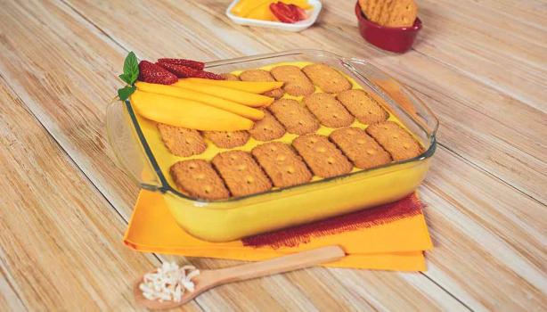Una mousse de mango con galletas, una receta de postre deliciosa.