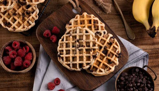 Waffles preparados con una receta que incluye chocolates y frutas.