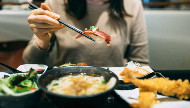 Mujer comiendo en Japón, un gran destino del turismo gastronómico. 