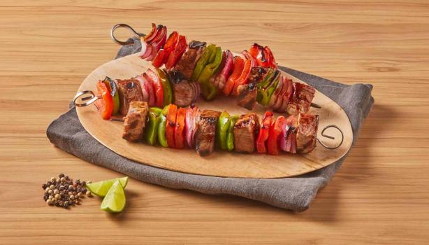 Kebab turco de carne con vegetales.