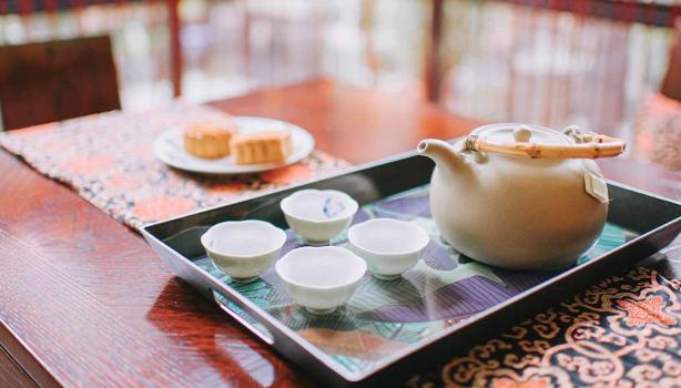 Juego de té con pastelitos