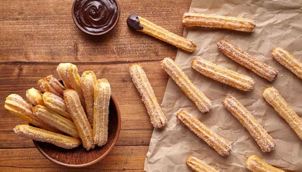 Churros con azúcar y chocolate, postre en freidora de aire 