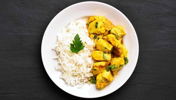 Arroz basmati con pollo al curry y unas hojitas de perejil