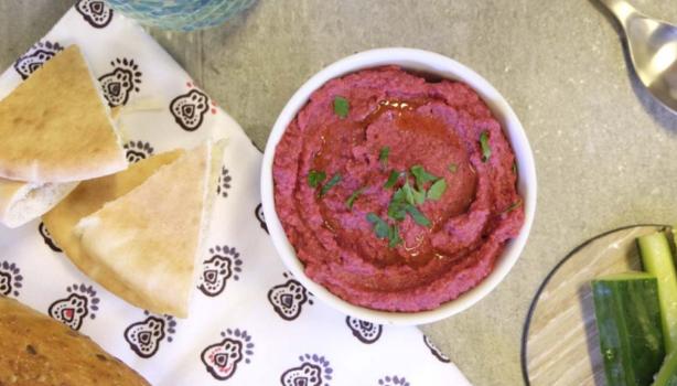 Recipiente con hummus de betarraga con pan pita