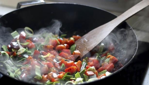  Sartén con ingredientes para hacer sofrito