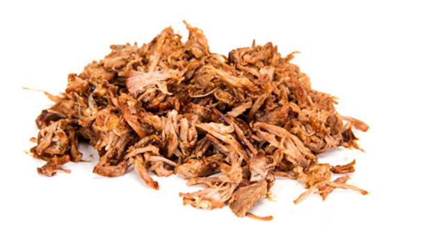 Montón de pedazos de pulled pork desmechados.