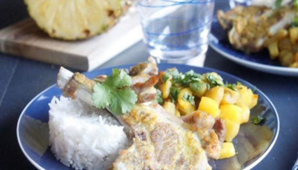 Plato con chutney de mango en trozos