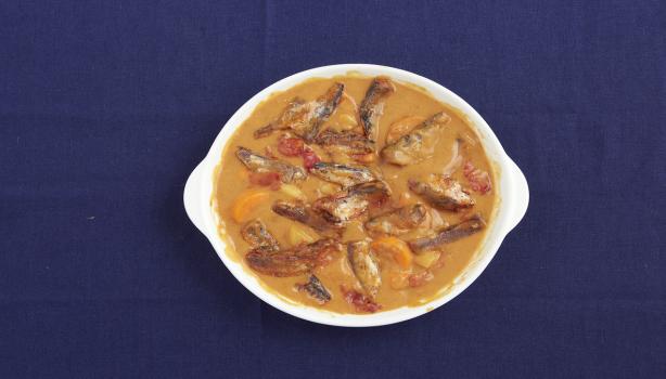 Platillo hondo de anchoas y boquerones en salsa.