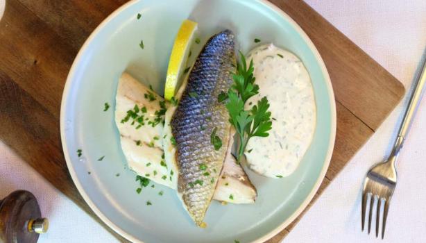 Platillo de filetes de lubina en salsa y con algunas especias.