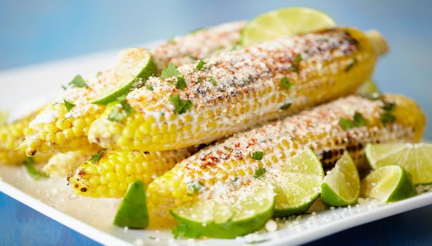 Elotes con mantequilla y limón, sus granos se utilizan para la mazamorra.