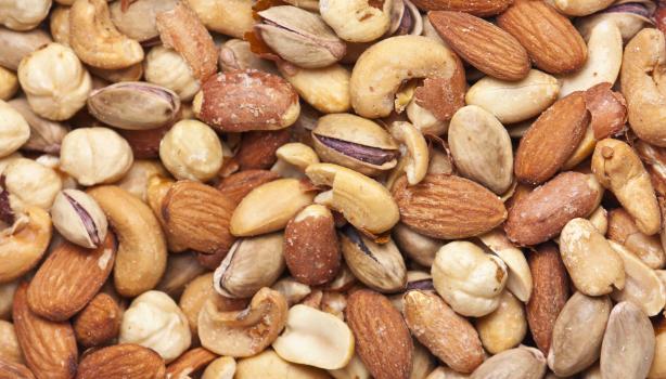 Mezcla de frutos secos que incluye castañas de cajú, almendras, pistachos y avellanas, opción para recetas y snack