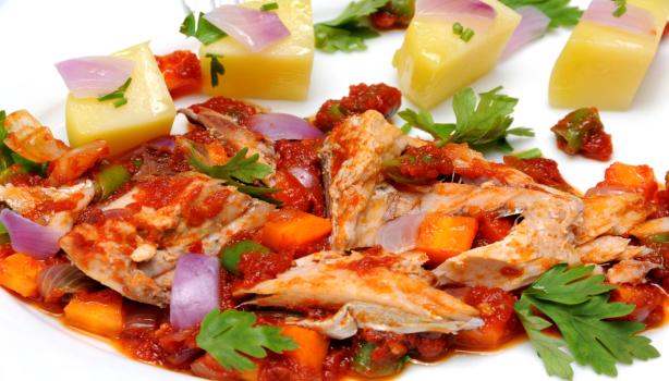 Plato de oreja de cerdo guisado con perejil, zanahoria y quesos. 