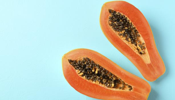 Un ejemplar de los tipos de papaya partido a la mitad.